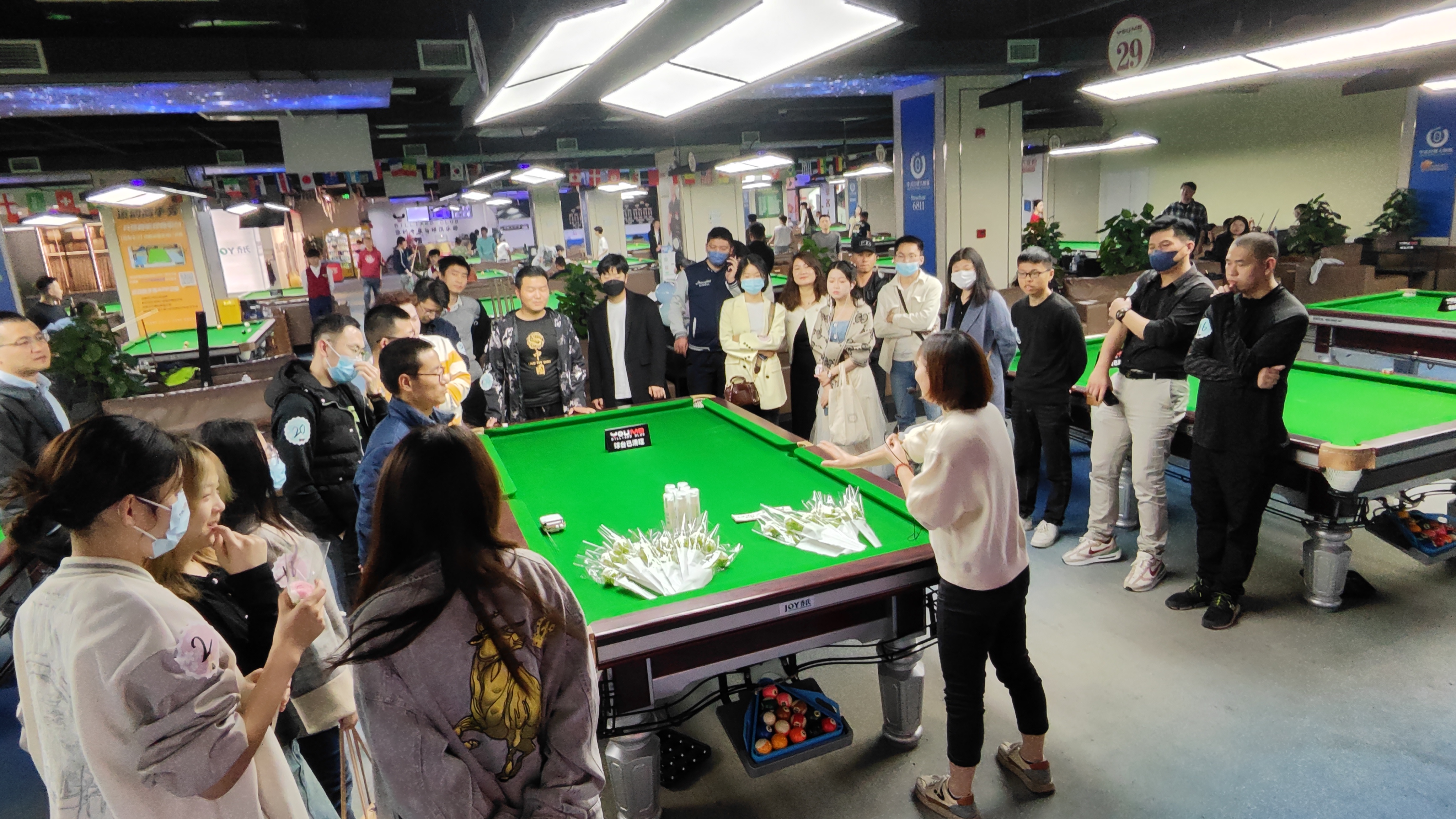 ˮ���ǡ������𻨣�����ײ�����顱�ύ�ɶ��˶�Բ������