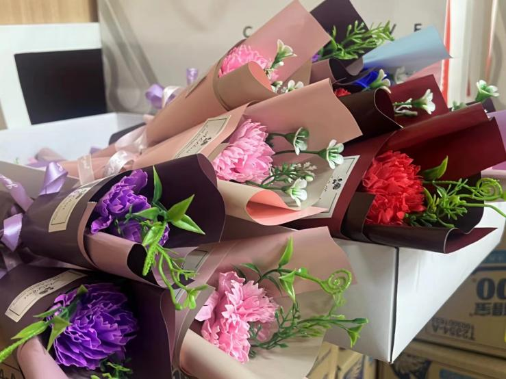 ������ʱ�Ĵ����ſ�չ������һ��С����Ů����˶�