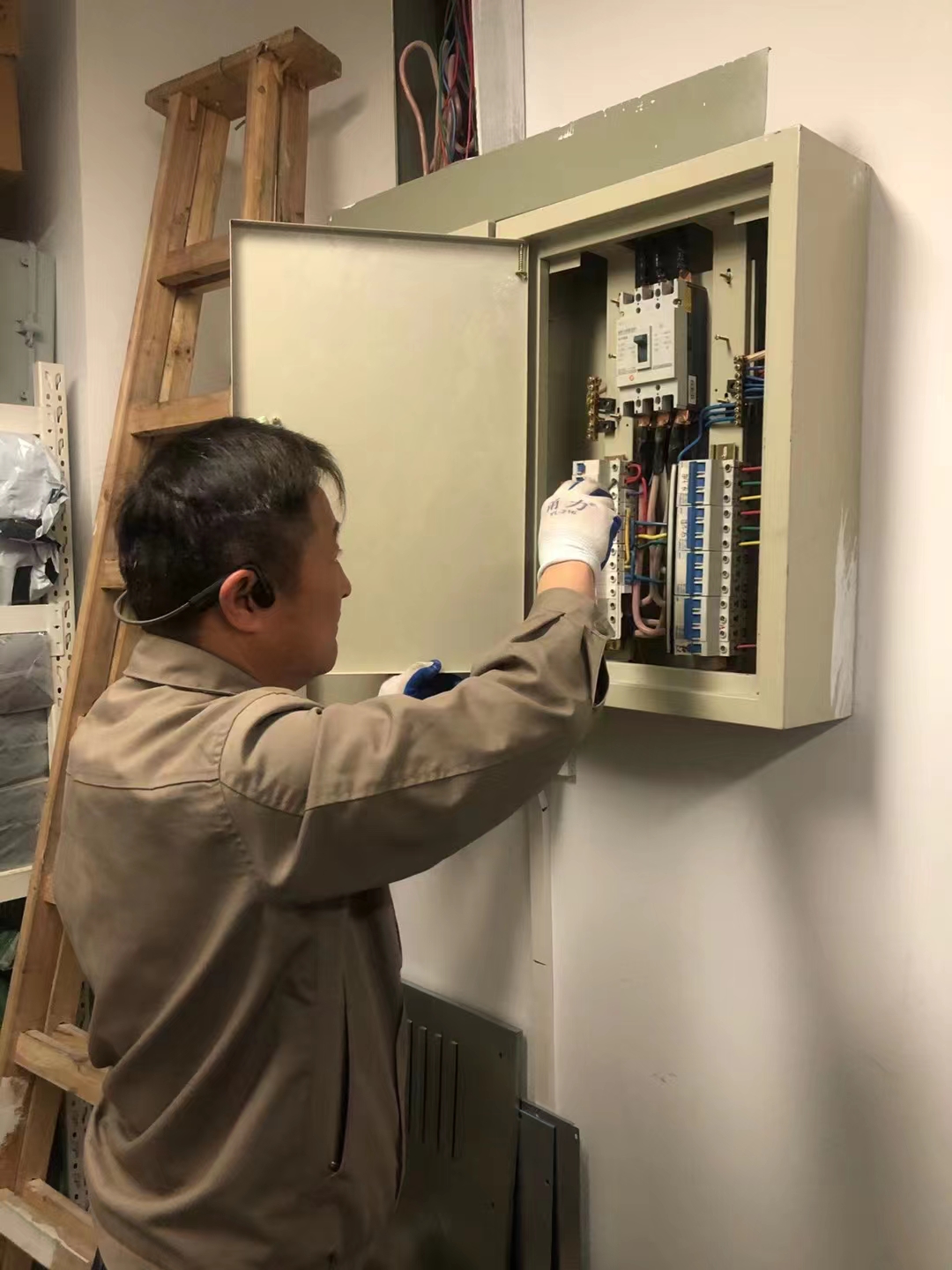 ���ϡ��ֵ�ͷ���Ų����������ž��������İ������Ĵ�԰��չ��·�徲�Ų�����