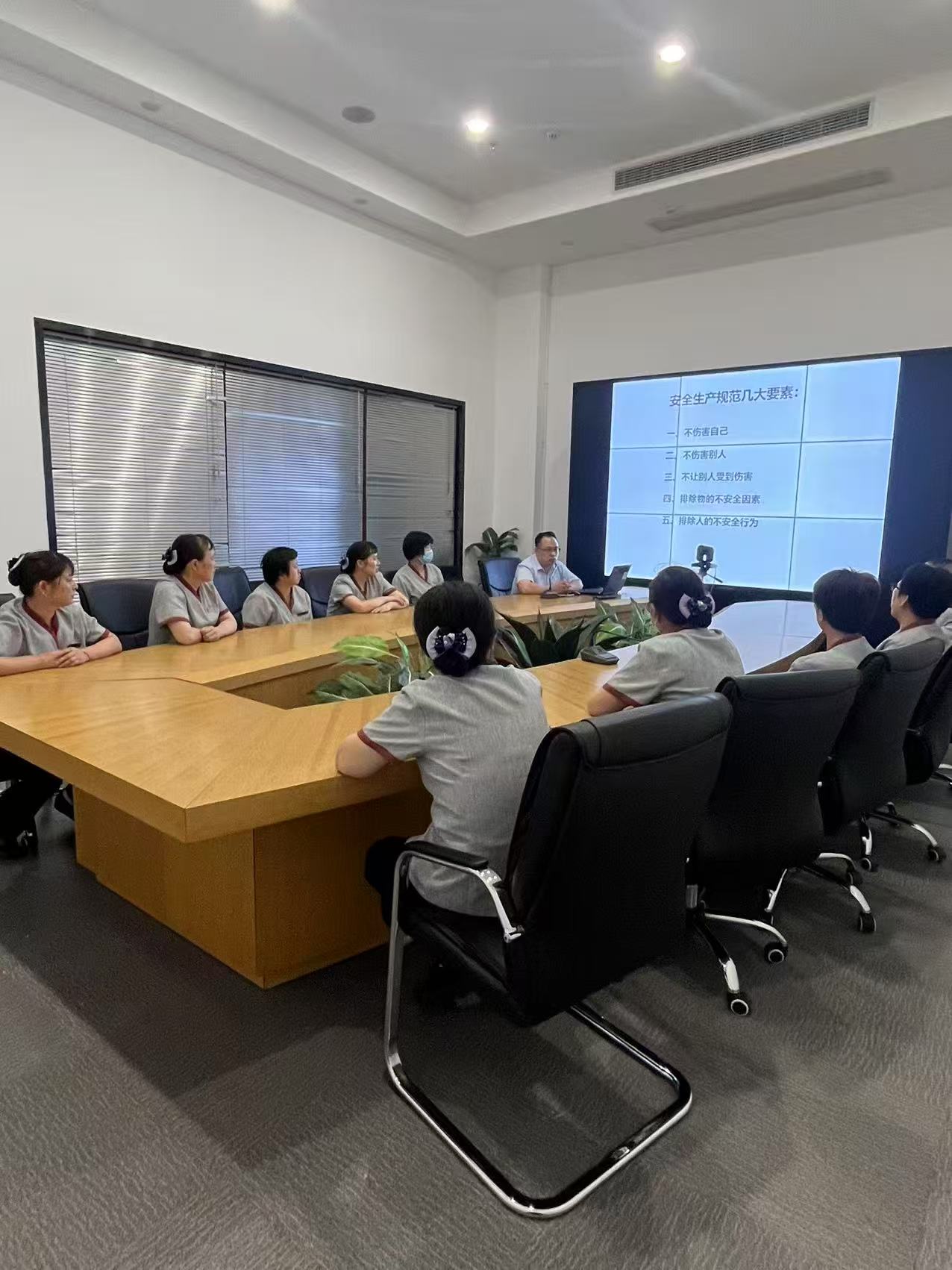 ���˽��徲��������������Ӧ������������ʱ�Ĵ�������ʵ��չ���徲�����¡�ϵ���˶�