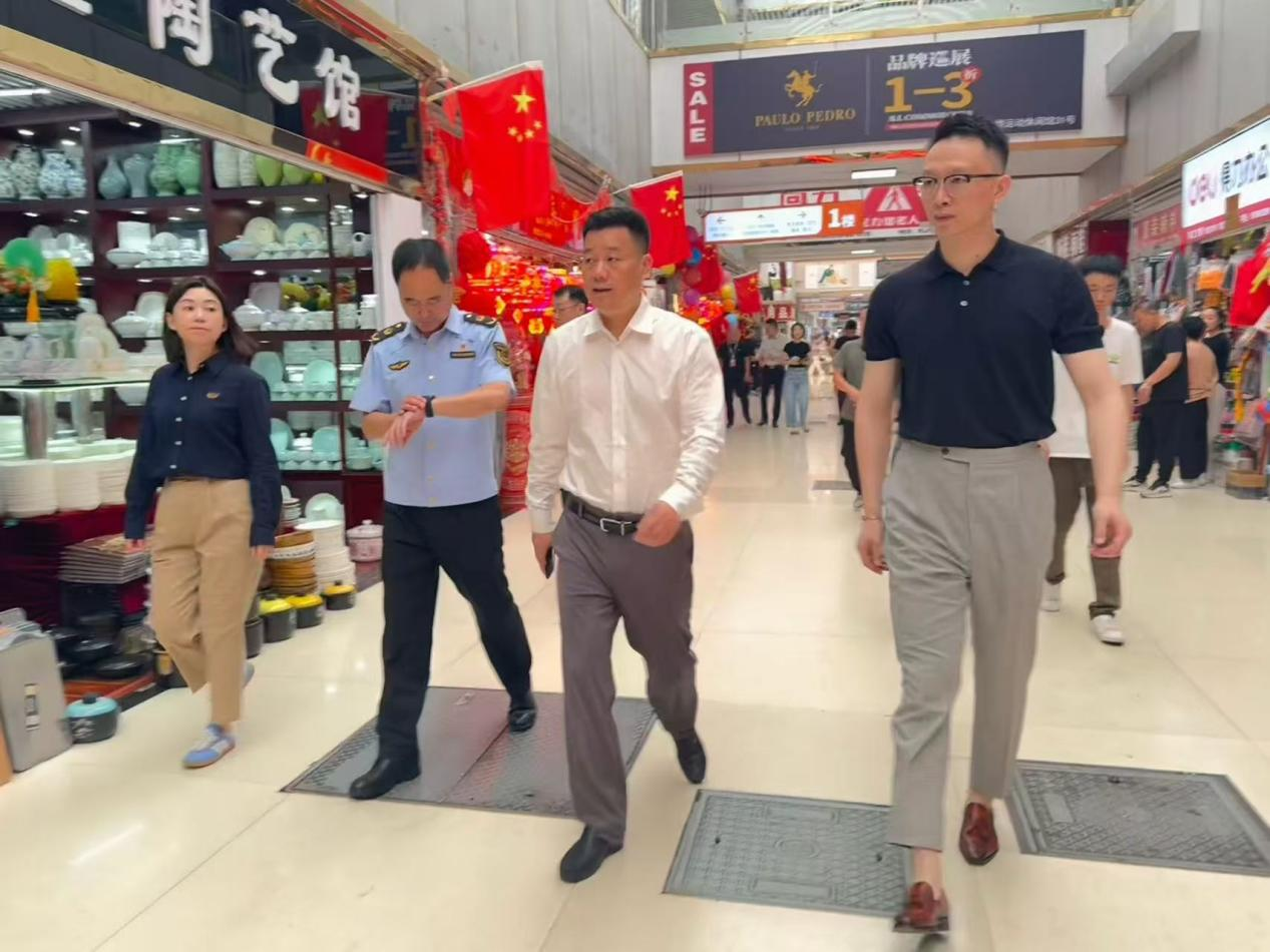 ���踱����һ�и�Ǯ���̳ǿ�չ��ǰ�����徲��ı������������ָ��