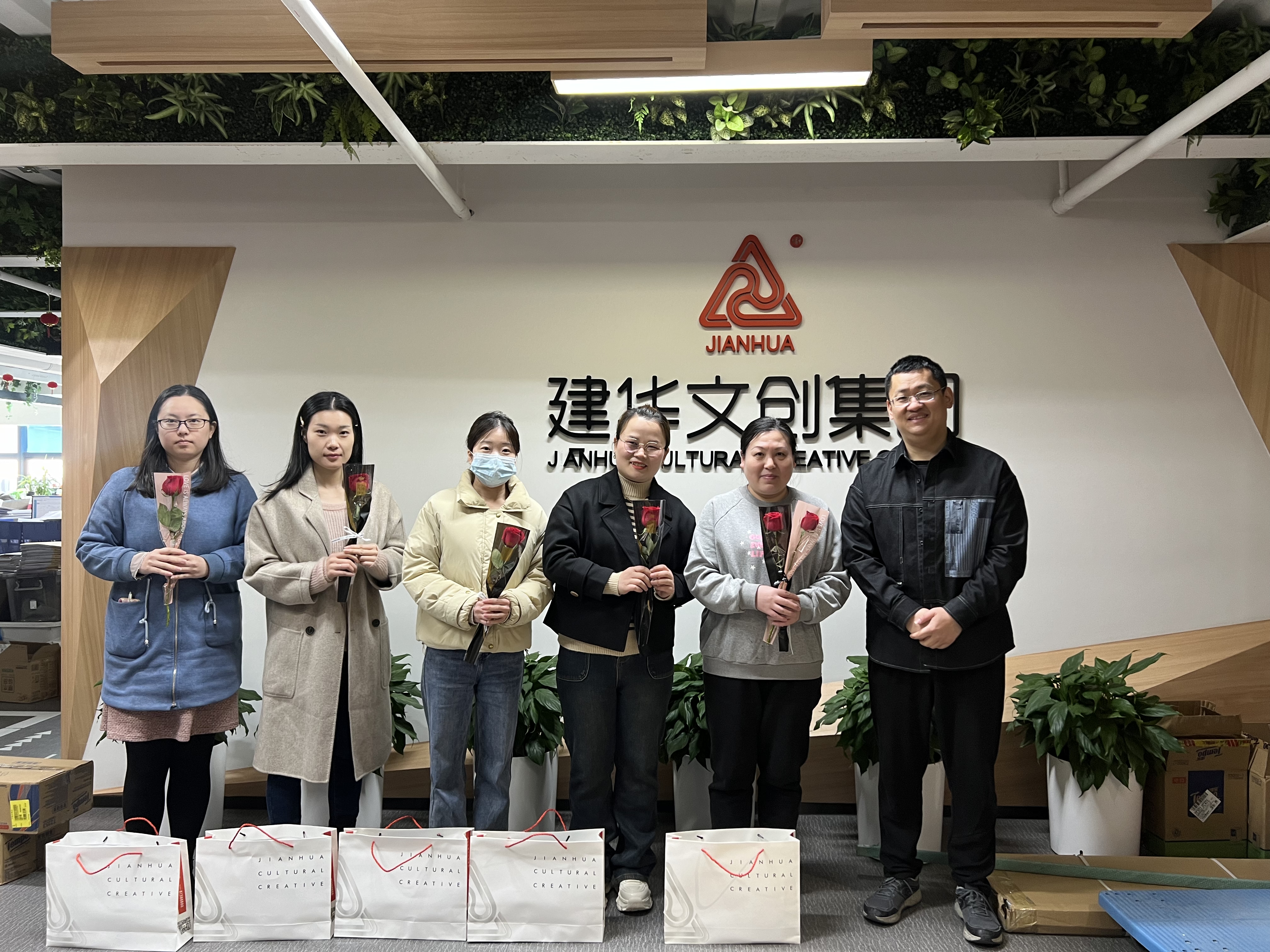 ������ʱ�Ĵ����Ź��ῪչŮ���ο���˶�