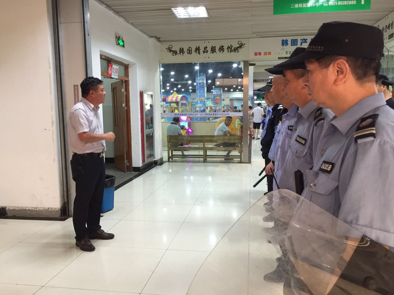 上塘街道总工会向钱江市场一线职工送清凉 (1).jpg 上塘街道总工会向钱江市场一线职工送清凉 (1).jpg