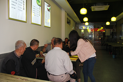 20151021重阳节送长寿面运动2.jpg 20151021重阳节送长寿面运动2.jpg