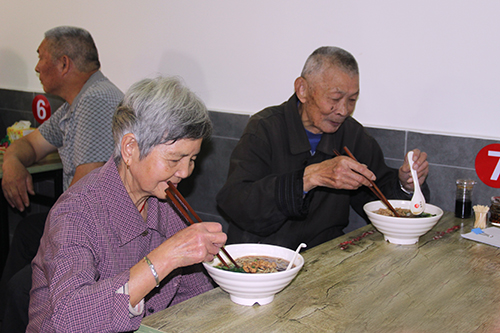 20151021重阳节送长寿面运动3.jpg 20151021重阳节送长寿面运动3.jpg