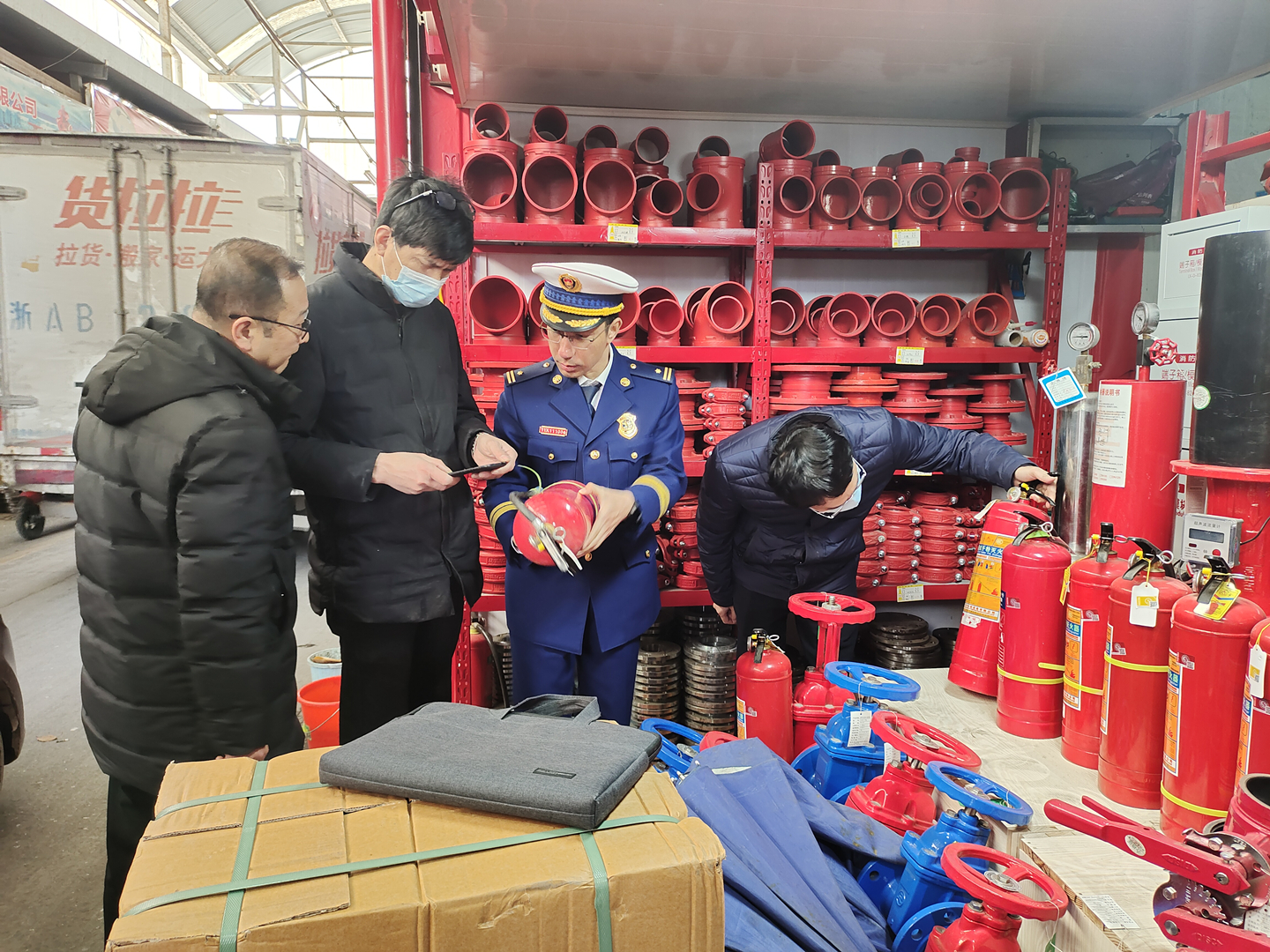 检查灭火器.jpg 检查灭火器.jpg