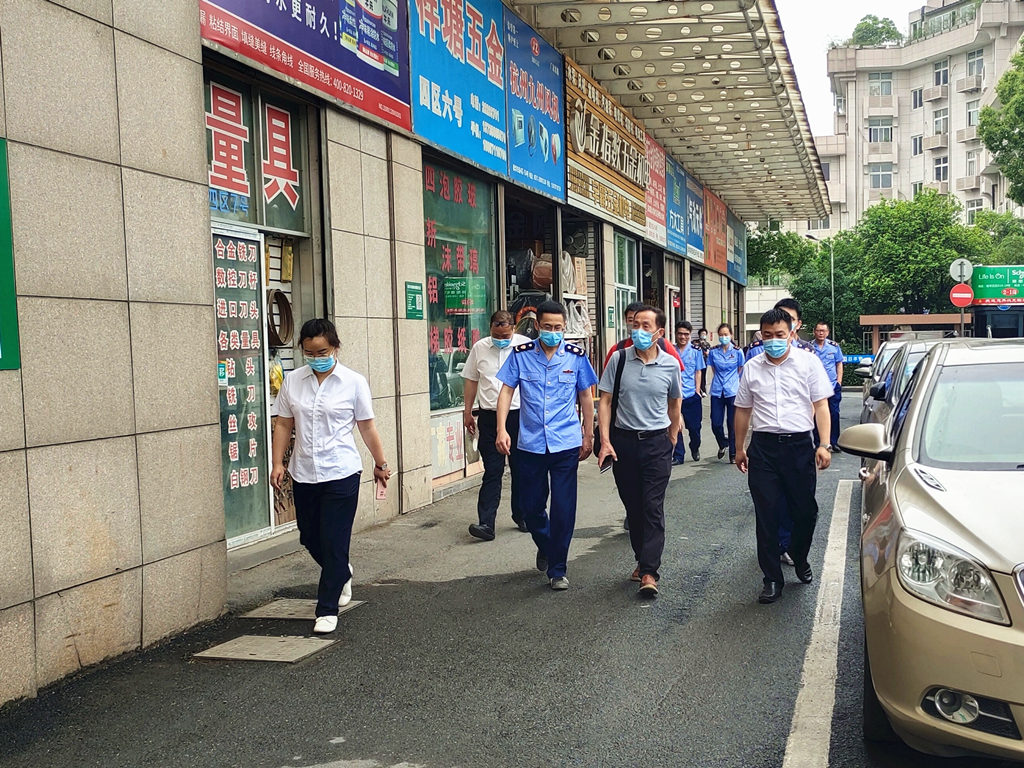 走访市场.jpg 走访市场.jpg